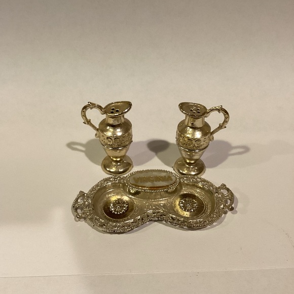Vintage Virginia Salt & Pepper Shakers Metal Mini Jugs & Tray Made in Japan - Picture 6 of 10